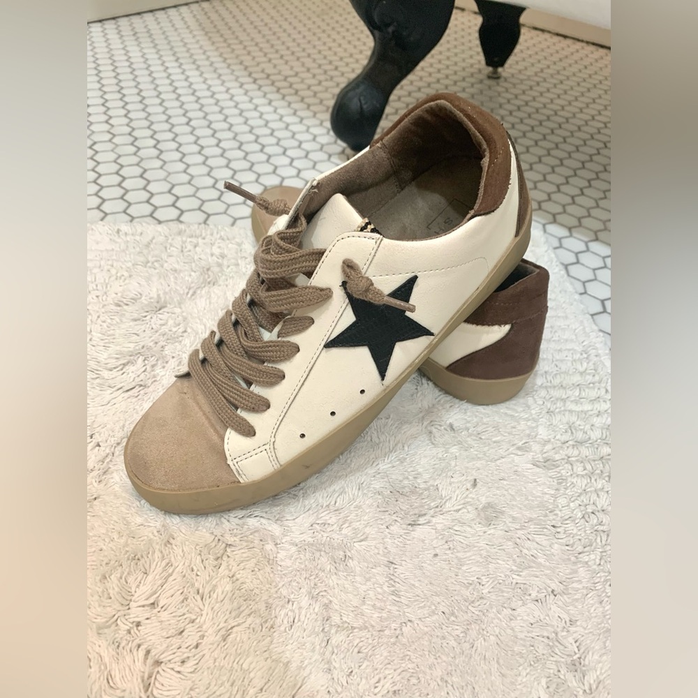 ShuShop Cream and Brown Sneakers with Black Star Detail Size 8